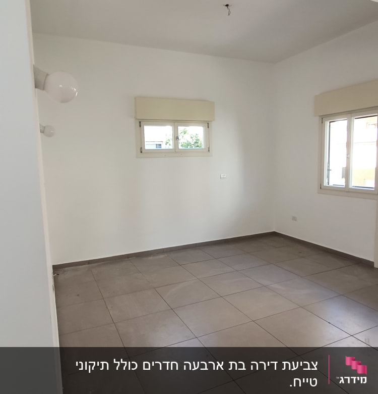 חדר ריק עם קירות לבנים ותקרה צבועה